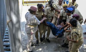  Indian Police Detain Thousands at 'Cockroach' Movement Protest in New Delhi 