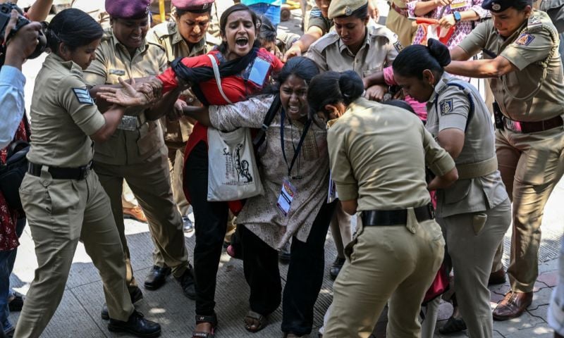 Indian Police Detain Thousands at 'Cockroach' Movement Protest in New Delhi